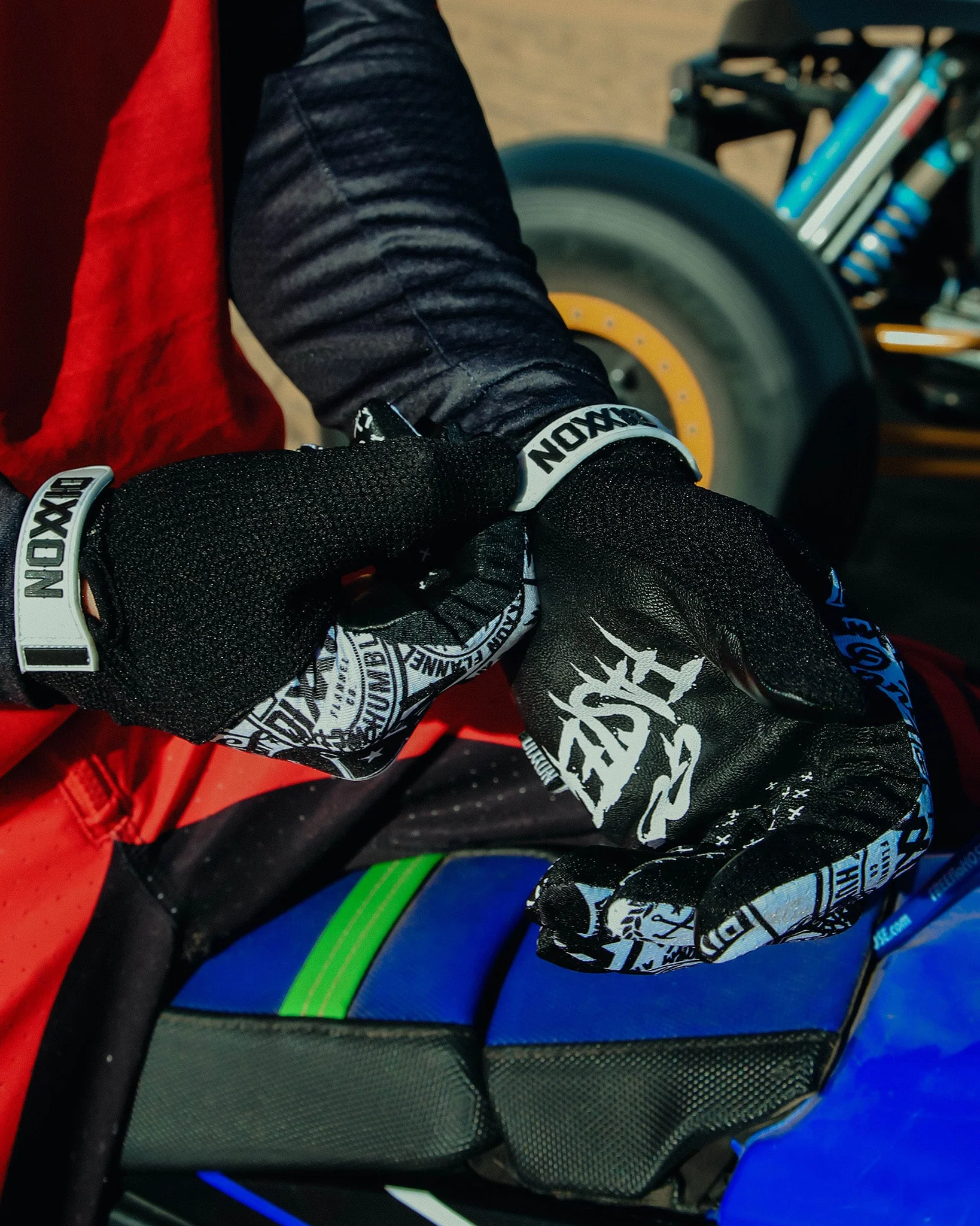 Corpo Overload Moto Gloves - Black & White